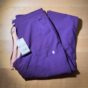 FIGS Ultraviolet Women’s Scrub SET